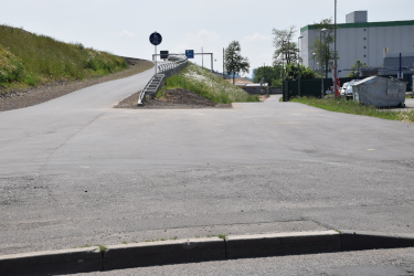 Weg von der Äppelallee in Richtung Rheingaustraße (rechts)