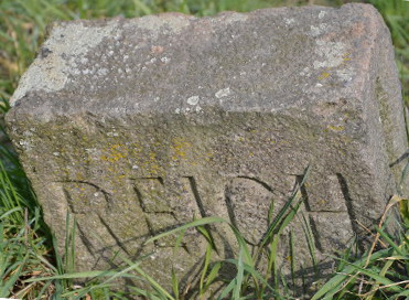 Alter Markierungsstein an der Söhnleinstraße