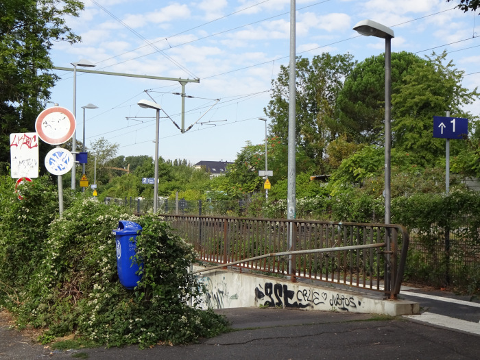 Zugang von der Alfred-Schumann-Straße mit Halteverbot und fehlenden blauen Hinweisschildern