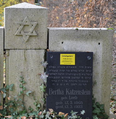 Grabstein mit Aufkleber im jüdischen Teil des Schiersteiner Friedhofs