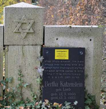 Grabstein mit Aufkleber im jüdischen Teil des Schiersteiner Friedhofs Grabstein mit Aufkleber im jüdischen Teil des Schiersteiner Friedhofs