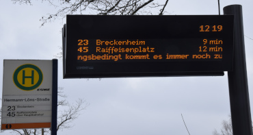 Neue Anzeigetafel an der Bushaltestelle Hermann-Löns-Straße Neue Anzeigetafel an der Bushaltestelle Hermann-Löns-Straße