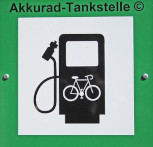 Hinweisschild Akkurad-Tankstelle