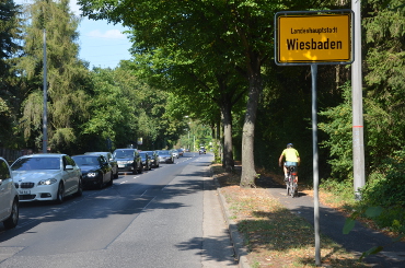 Ausgetauschte Ortstafel an der Saarstraße