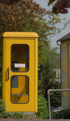 Leere Telefonzelle in der Heinrich-Heine-Straße