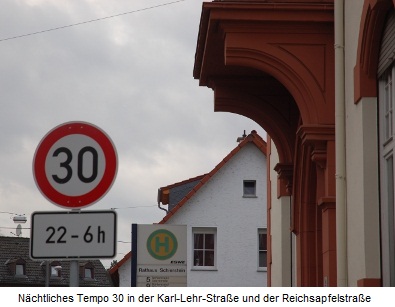 Nächtliches Tempo 30 in der Karl-Lehr-Straße und der Reichsapfelstraße, hier die Schilder vor dem alten Schiersteiner Rathaus
